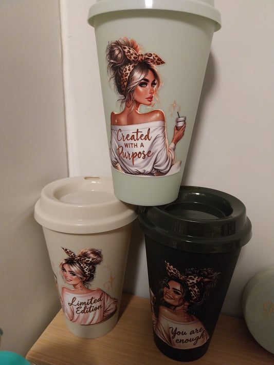koffie beker to go  met vrouw